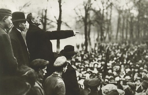 Karl Liebknecht bei einer Rede im Berliner Tiergarten im November 1918