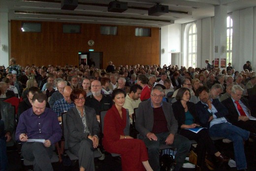 Die Konferenz; In der ersten Reihe v.l.n.r.; Ida Schillen, Sahra Wagenknecht, Heinz Bierbaum, Ellen Brombacher, Dieter Dehm, Wolfgang Gehrcke