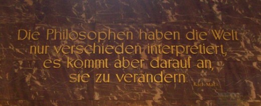 Zitat von Karl Marx im Foyer der Humboldt Universität Berlin